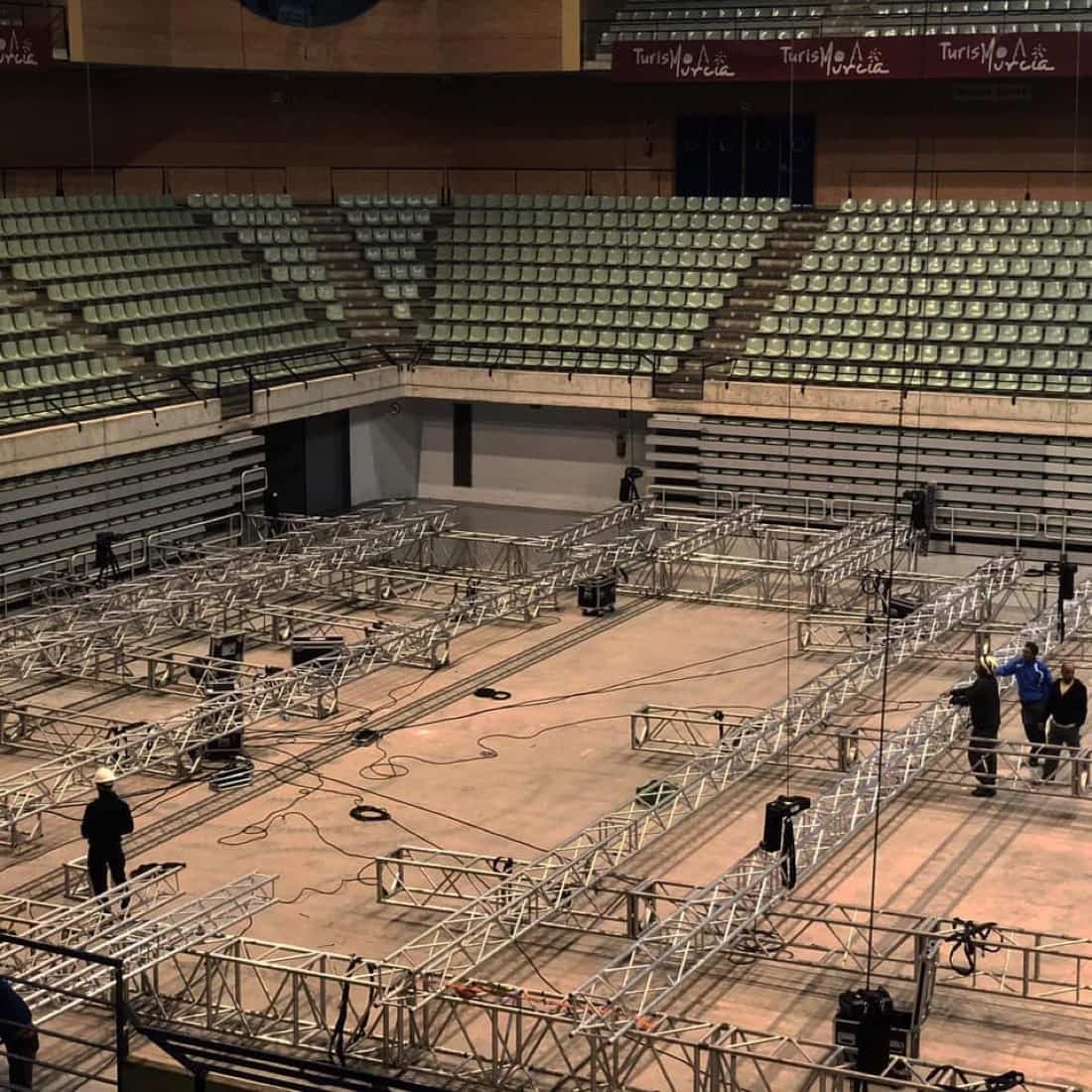 bryan-adams-murcia-montando-escenario